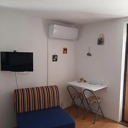 Maya Biograd Na Moru