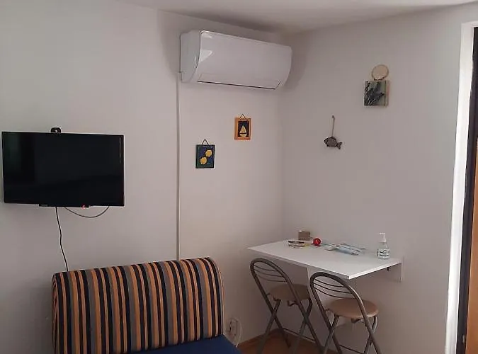 Maya Biograd Na Moru