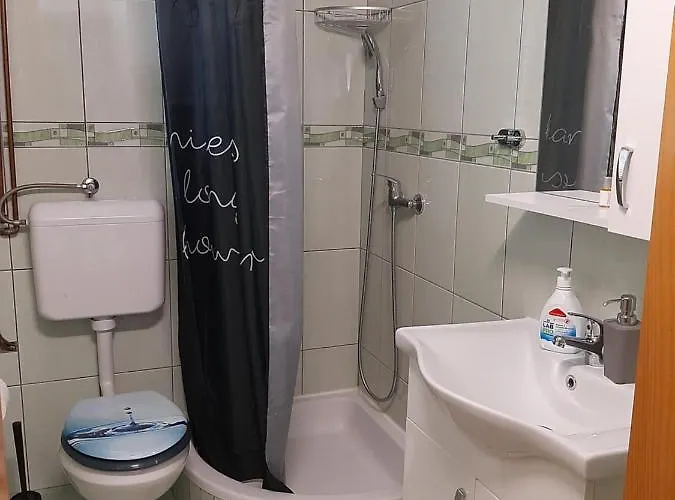 Maya Biograd Na Moru